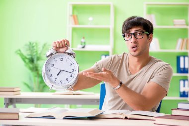 Üniversite sınavlarına hazırlanan öğrenci