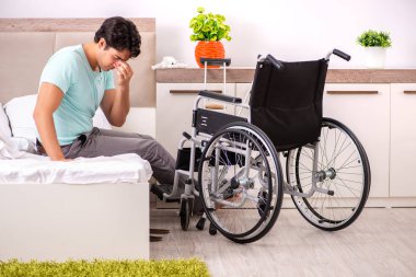 Genç yakışıklı engelli adam evde iyileşiyor. 