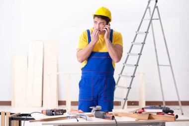 Kat tamircisi işinden memnun değil. 