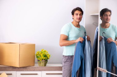 Genç adam yeni daireye taşınıyor.