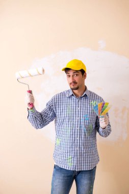 Evdeki duvarı boyayan ressam.