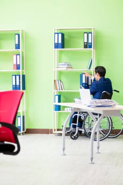Ofiste çalışan engelli işadamı