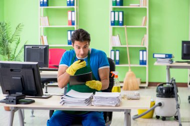 Gizli belgeleri çalmak için daha temiz bir kılıf altında olan erkek casus.