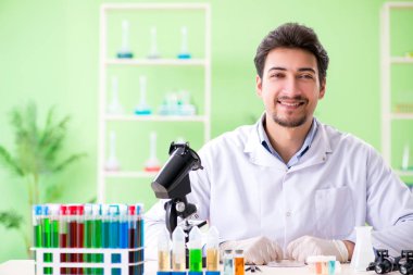 Laboratuvarda çalışan bir kimyager.