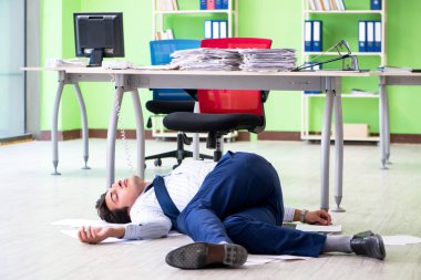 Hüsrana uğramış iş adamı aşırı çalışmadan dolayı stresli