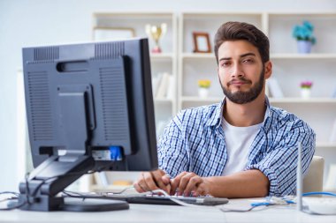 Hayal kırıklığına uğramış genç adam internetin zayıf çekmesi yüzünden