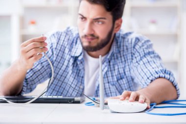 Hayal kırıklığına uğramış genç adam internetin zayıf çekmesi yüzünden