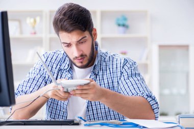 Hayal kırıklığına uğramış genç adam internetin zayıf çekmesi yüzünden
