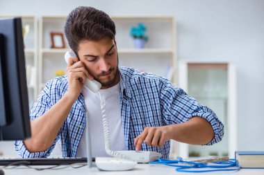 Hayal kırıklığına uğramış genç adam internetin zayıf çekmesi yüzünden