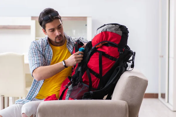 Backpacker verpakking voor zijn reis — Stockfoto