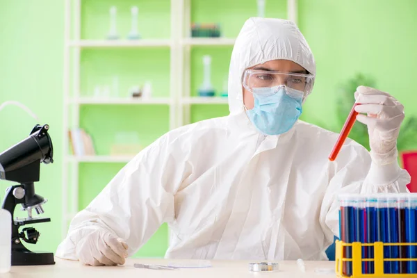 Químico trabajando en el laboratorio en un nuevo experimento —  Fotos de Stock