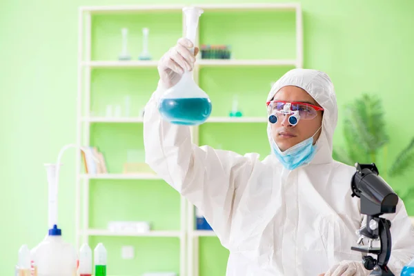 Chemik pracujący w laboratorium nad nowym eksperymentem — Zdjęcie stockowe