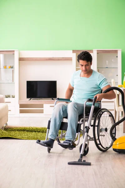 Homme handicapé en fauteuil roulant maison d'aspirateur — Photo