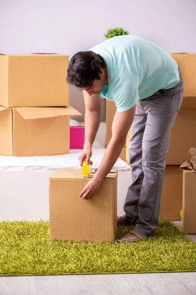 Young man moving to new apartment — Stock Photo, Image