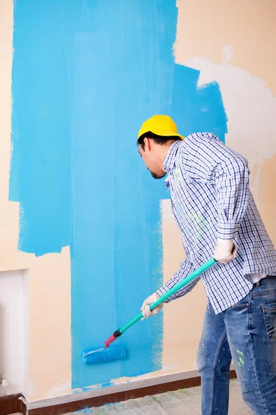 Painter man painting the wall at home — Stock Photo, Image