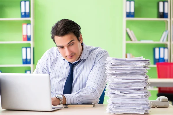 Uomo d'affari che ha problemi con i documenti e il carico di lavoro — Foto Stock