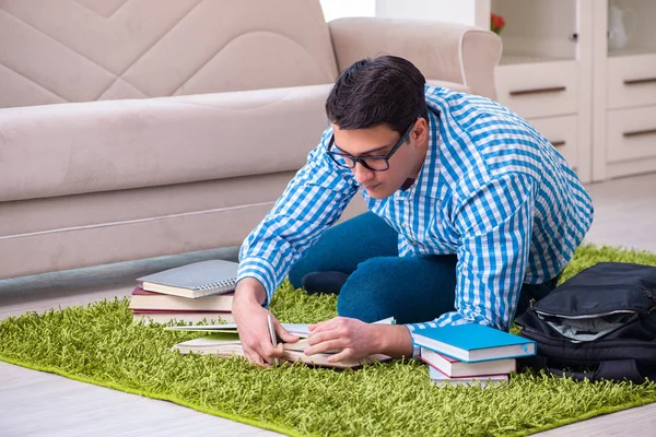 Estudiante joven preparándose para los exámenes en casa — Foto de Stock