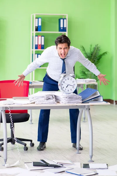 Uomo d'affari frustrato stressato dal lavoro eccessivo — Foto Stock