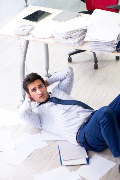 좌절감에 빠진 사업가는 과로 로인해 스트레스를 받는다 — 스톡 사진