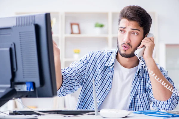 Frustrato giovane uomo a causa della debole ricezione di internet — Foto Stock