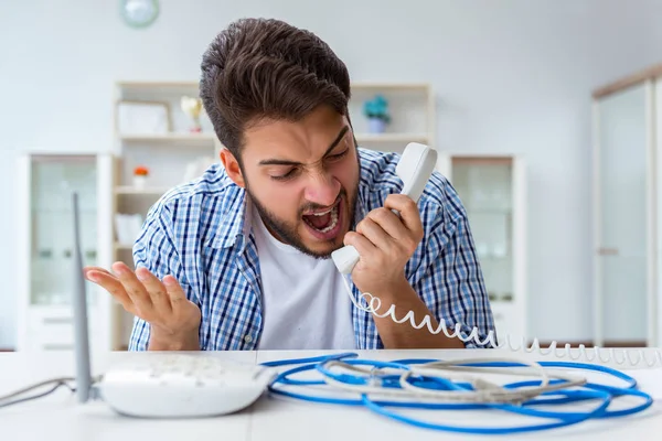 Frustrerad ung man på grund av svag mottagning på internet — Stockfoto