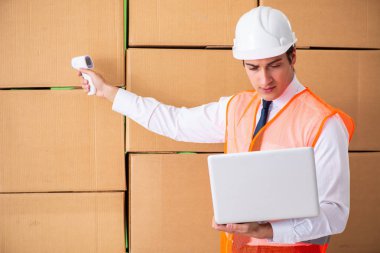 Kutu taşıma servisinde çalışan adam müteahhit.