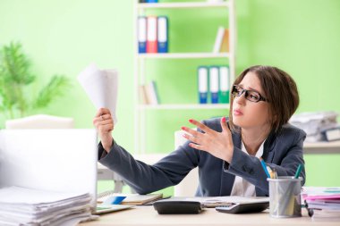 Ofiste çalışan kadın finans müdürü.