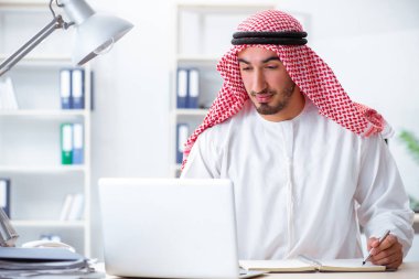 Ofiste çalışan Arap işadamı.