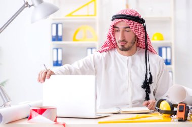 Arap mühendis yeni proje üzerinde çalışıyor