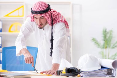Arap mühendis yeni proje üzerinde çalışıyor