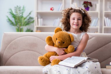 Evde kitap okuyan güzel bir kız.