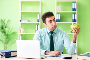 Ofiste çalışan erkek finans müdürü. 