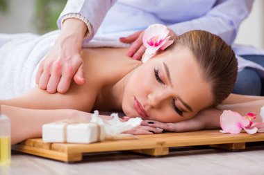 Salondaki spa prosedürü sırasında genç bir kadın.