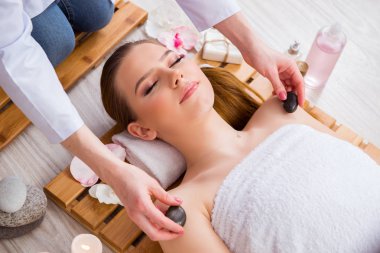 Salondaki spa prosedürü sırasında genç bir kadın.