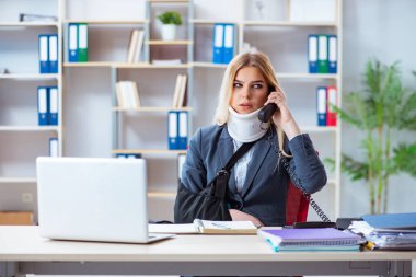 Ofiste çalışan yaralı kadın çalışan.