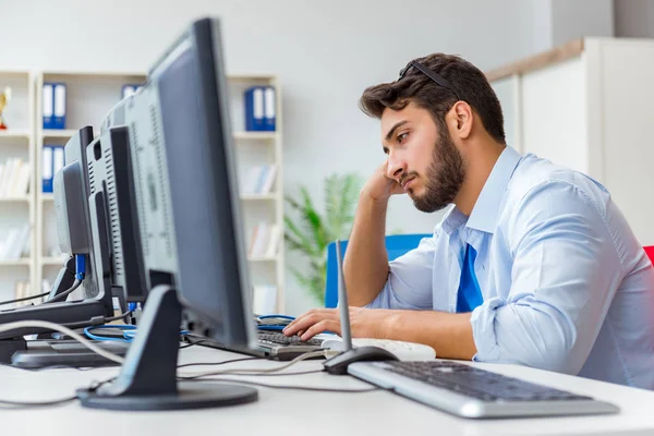 Frustrated young man due to weak internet reception — Stock Photo, Image