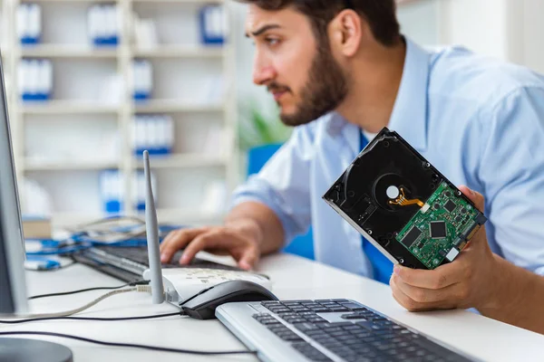 Technicien avec disque dur cassé — Photo