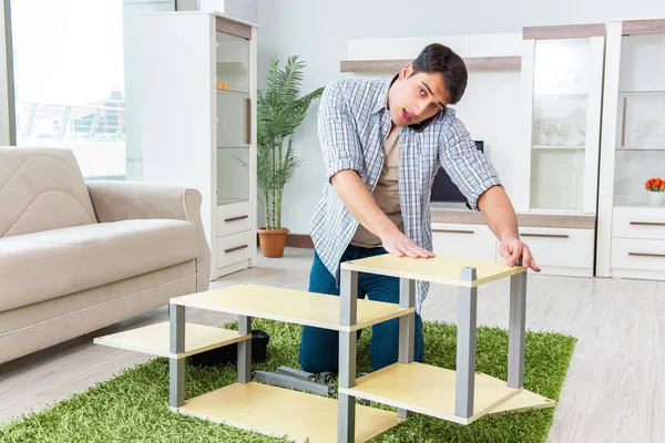 家で家具を組み立てる男 — ストック写真