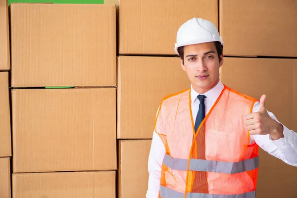 Hombre contratista trabajando en servicio de reubicación de entrega de cajas — Foto de Stock