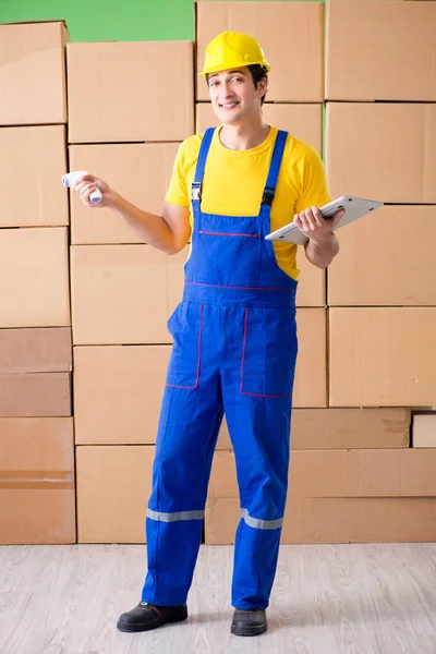 Homem empreiteiro que trabalha com caixas de entrega — Fotografia de Stock