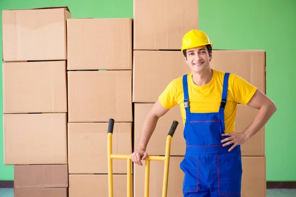 Homem empreiteiro que trabalha com caixas de entrega — Fotografia de Stock