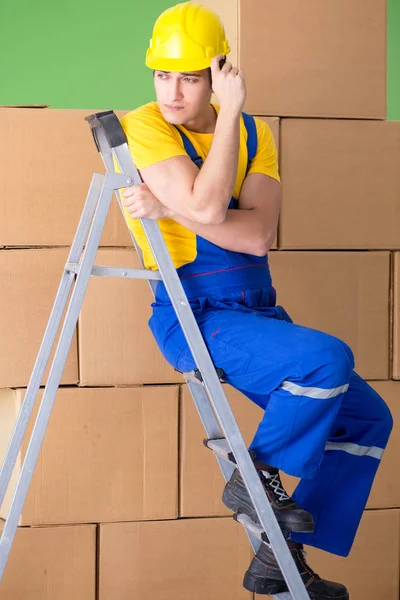 Mann arbeitet mit Boxen-Lieferung — Stockfoto