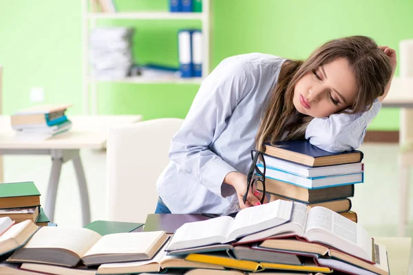 Giovane studentessa che si prepara per gli esami con molti libri — Foto Stock