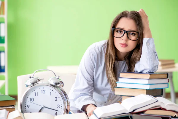 Fiatal női hallgató készül vizsgák sok könyvet időben — Stock Fotó