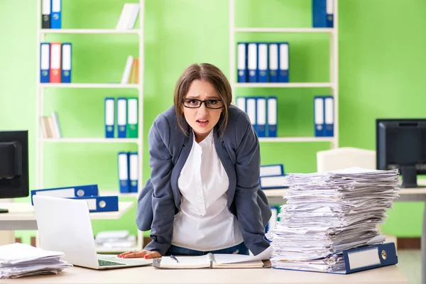 Young female employee very busy with ongoing paperwork — Stock Photo, Image