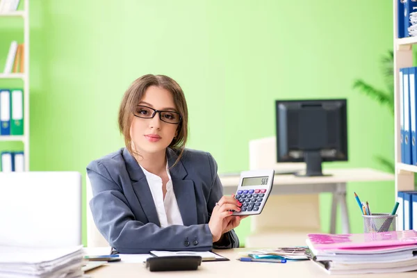 Vrouwelijke financieel manager werkzaam in het kantoor — Stockfoto