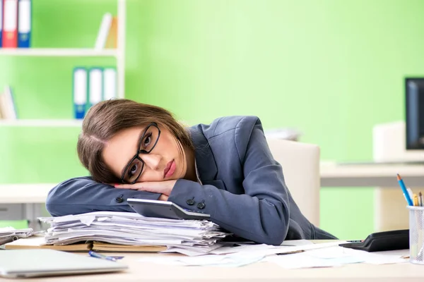 Finanzmanagerin arbeitet im Büro — Stockfoto