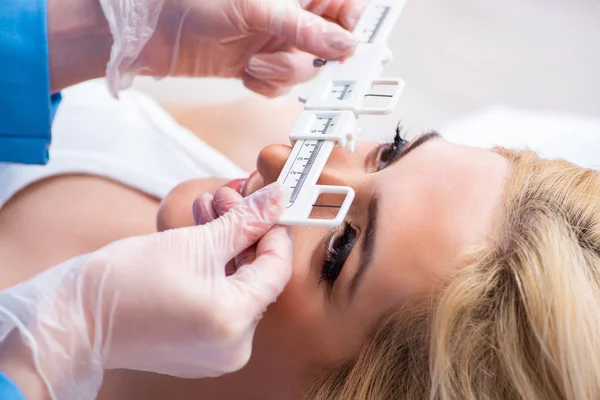 La oftalmóloga está revisando a la paciente femenina en oftalmología ocular — Foto de Stock