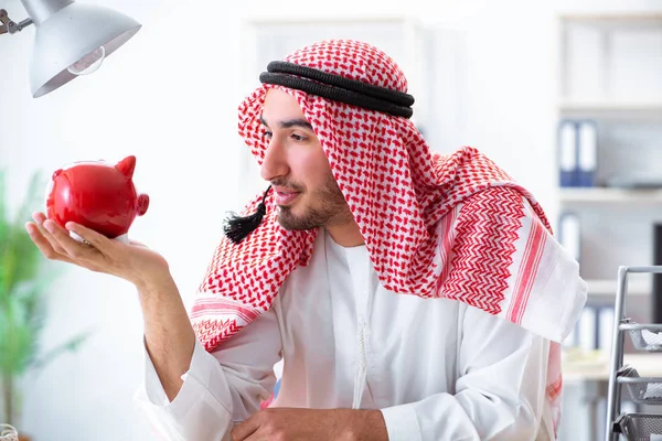 Arabischer Geschäftsmann arbeitet im Büro — Stockfoto