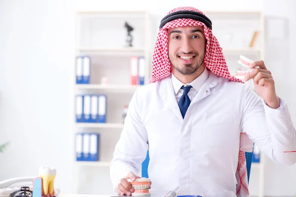 Arab fogorvos új fogimplantátumon dolgozik — Stock Fotó